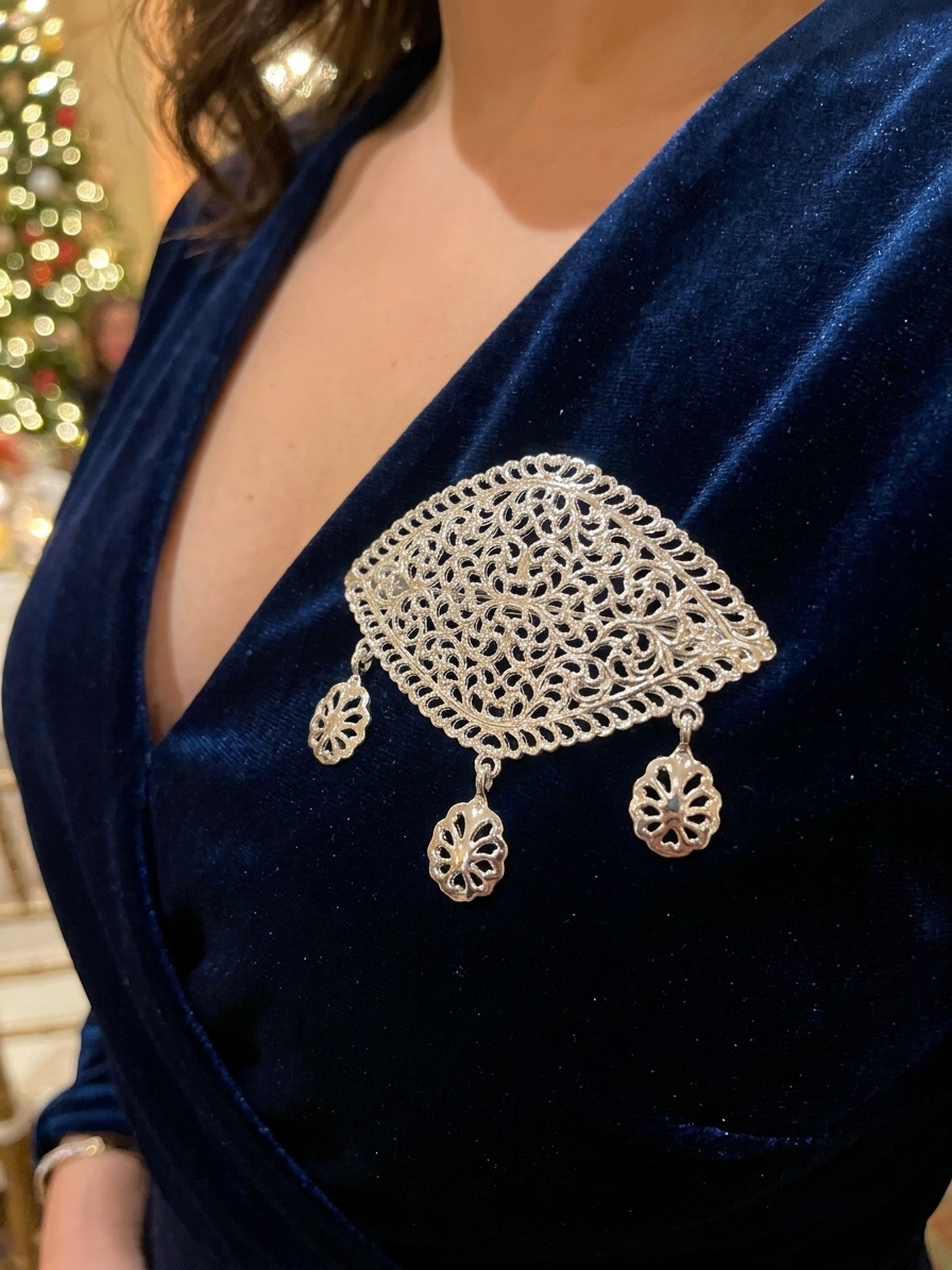 Broche Orientale en Filigrane - worn festive