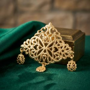 Broche Ornementale en Filigrane - lifestyle
