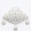 Broche Ornementale en Filigrane - main white