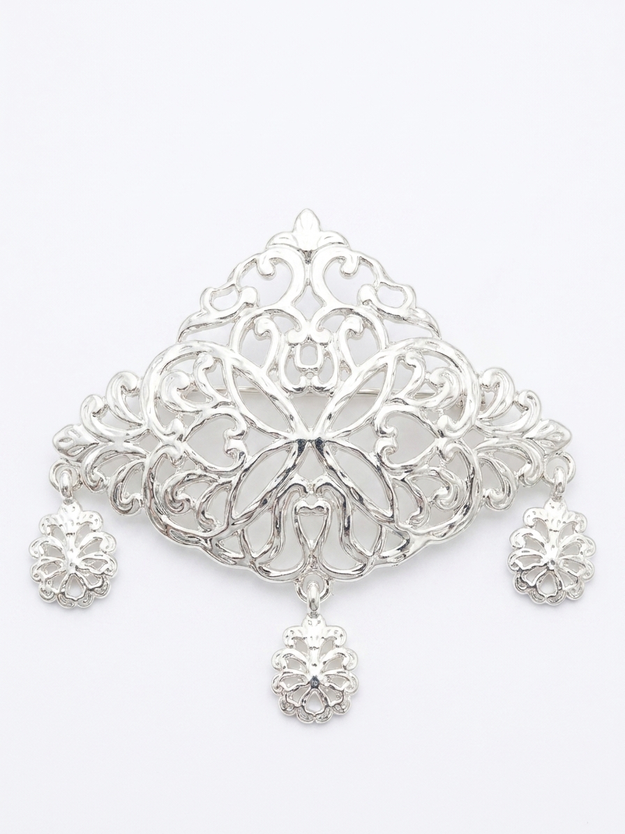 Broche Ornementale en Filigrane - main white