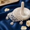 Broche Ornementale en Filigrane - lifestyle