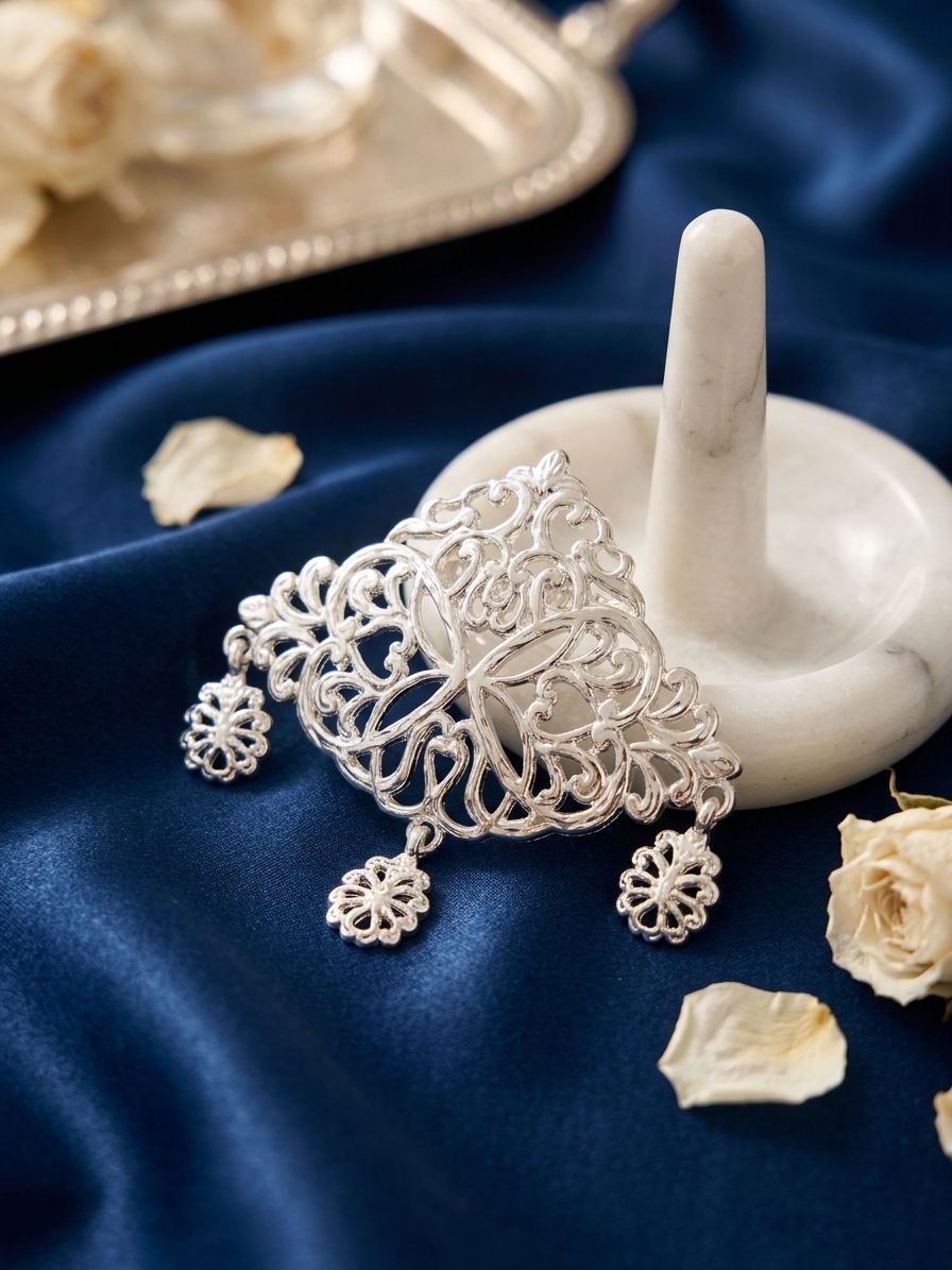 Broche Ornementale en Filigrane - lifestyle