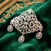 Broche Ornementale en Filigrane - worn festive