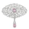 Broche Ornementale avec Pendentif - main white
