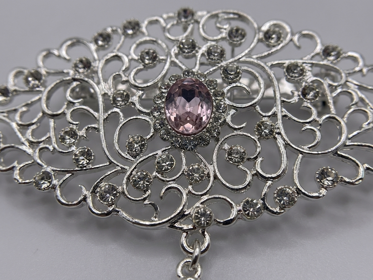 Broche Ornementale avec Pendentif - detail zoom