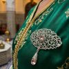 Broche Ornementale avec Pendentif - worn festive