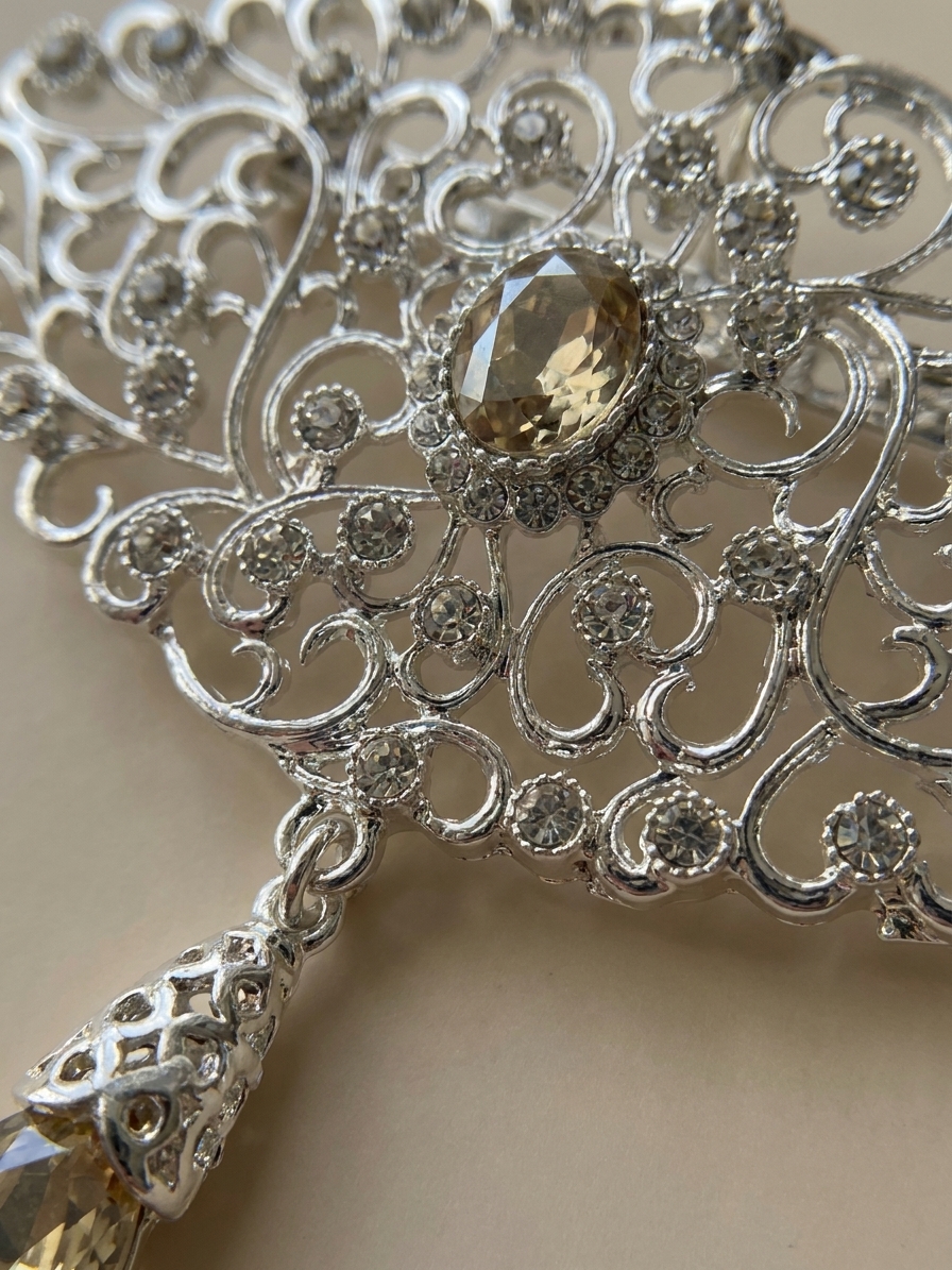 Broche Ornementale avec Pendentif - detail zoom