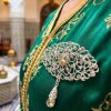 Broche Ornementale avec Pendentif - worn festive