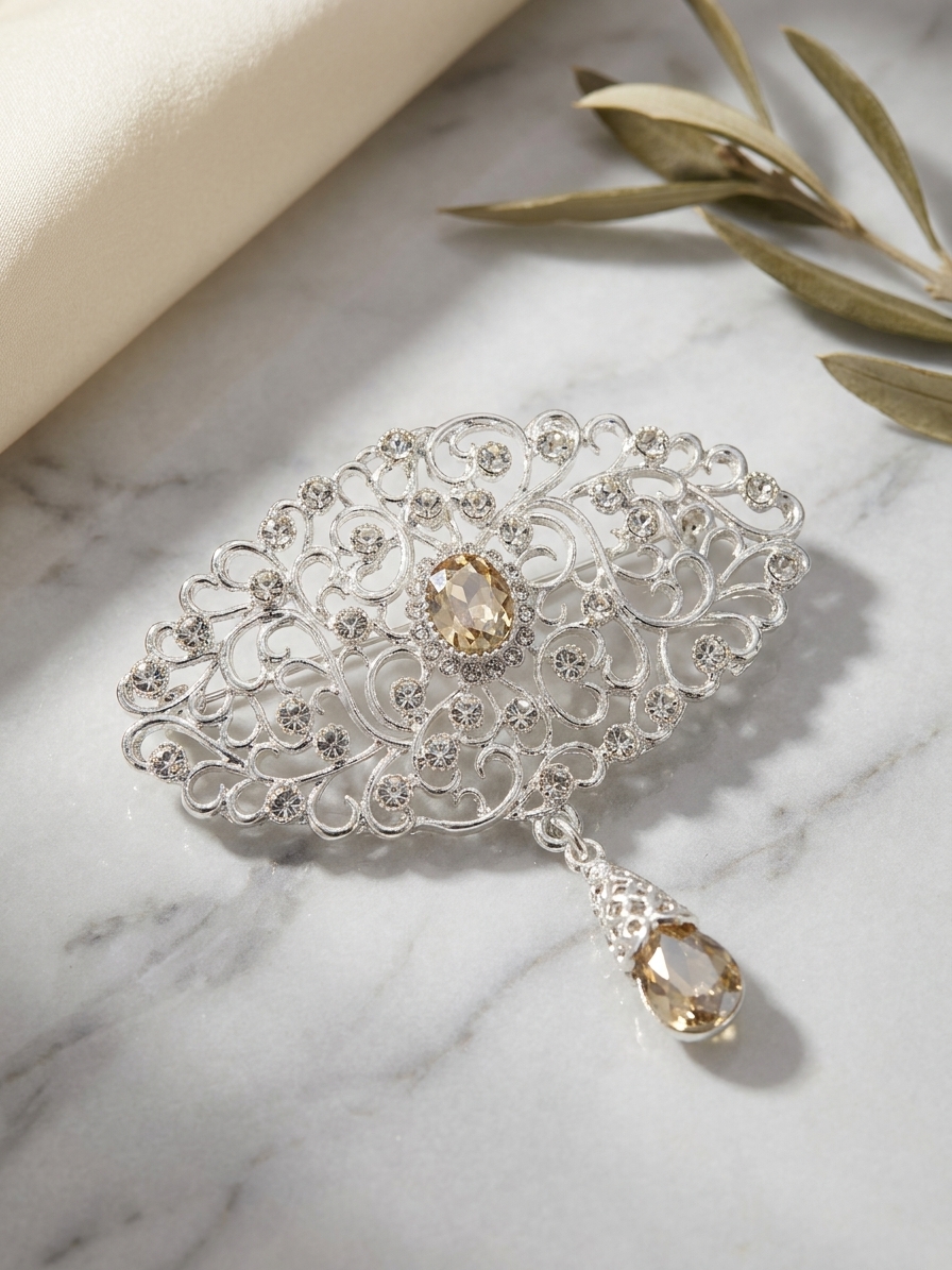 Broche Ornementale avec Pendentif - lifestyle