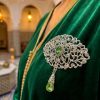 Broche Ornementale avec Pendentif - worn festive
