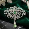 Broche Ornementale avec Pendentif - lifestyle