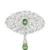 Broche Ornementale avec Pendentif - main white
