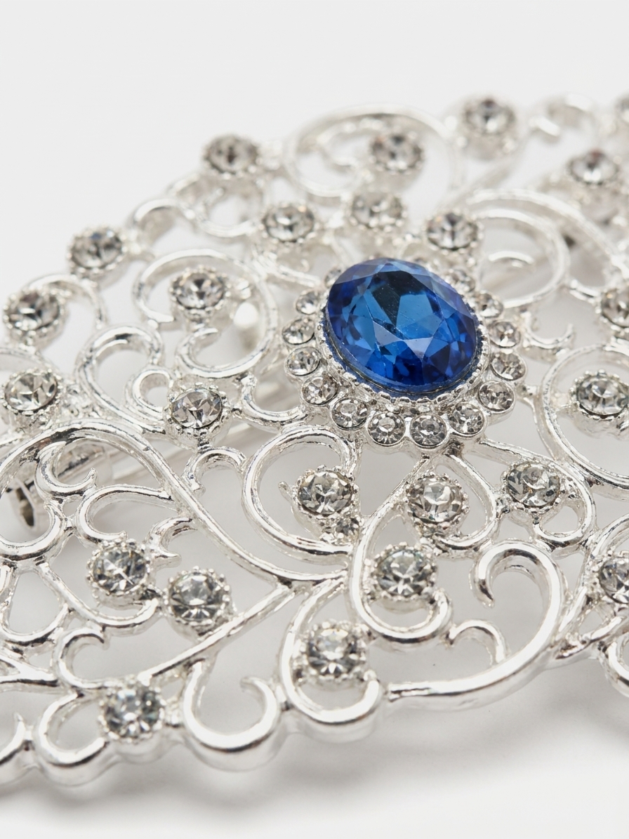 Broche Ornementale avec Pendentif - detail zoom