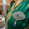 Broche Ornementale avec Pendentif - worn festive
