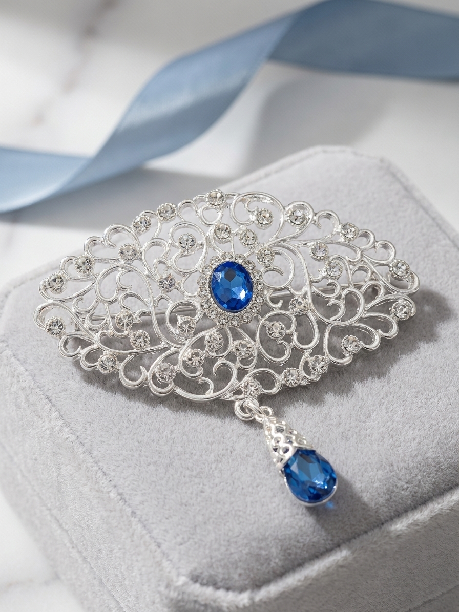 Broche Ornementale avec Pendentif - lifestyle