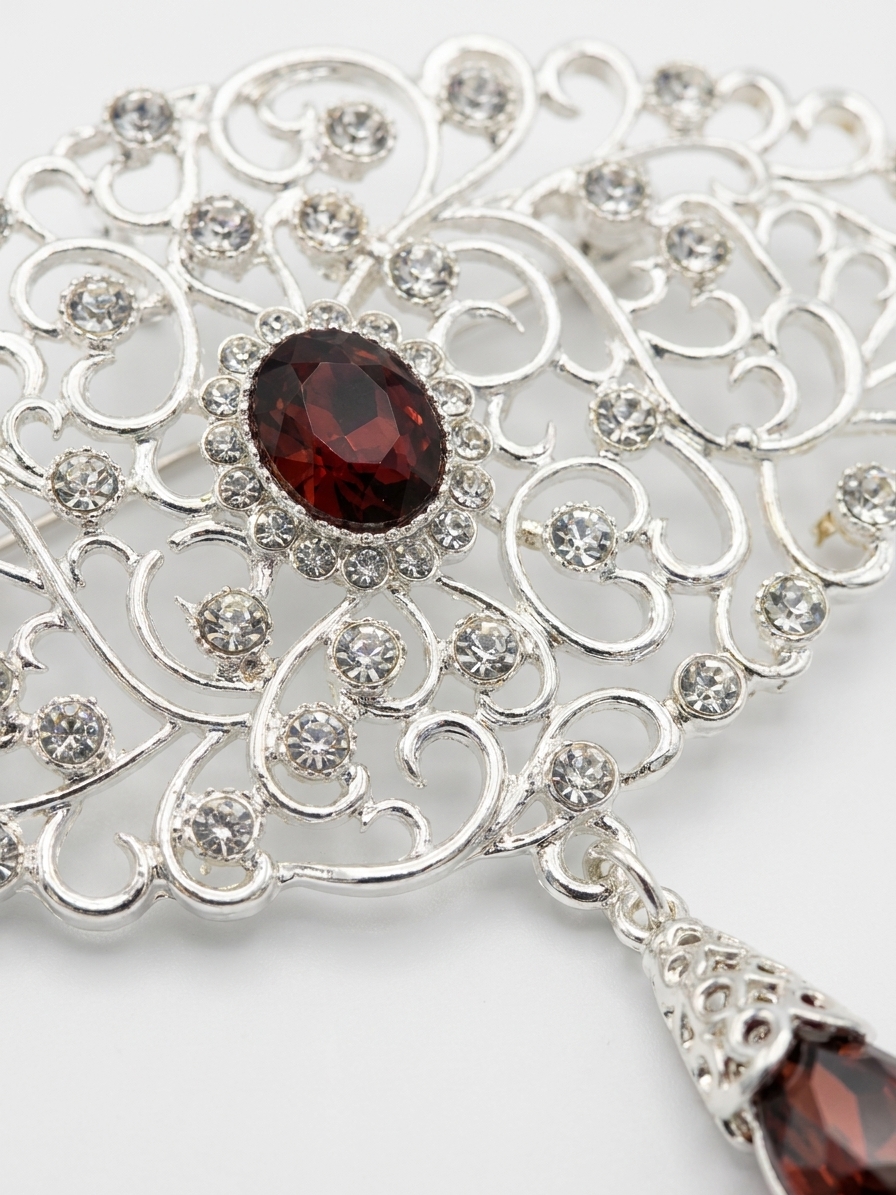 Broche Ornementale avec Pendentif - detail zoom