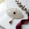 Broche Ornementale avec Pendentif - lifestyle