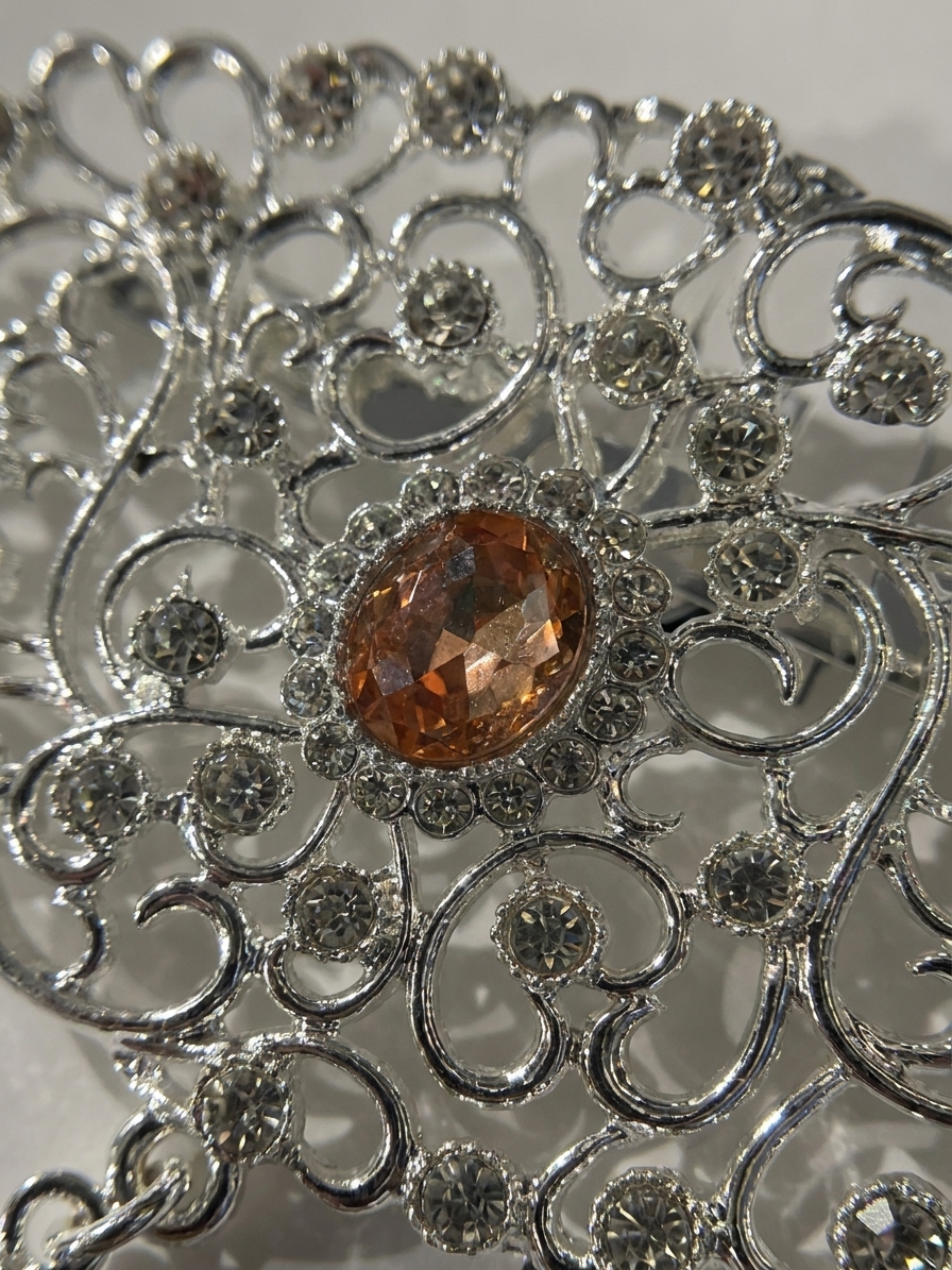 Broche Ornementale avec Pendentif - detail zoom