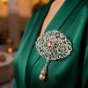 Broche Ornementale avec Pendentif - worn festive