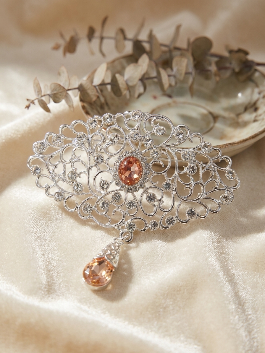 Broche Ornementale avec Pendentif - lifestyle
