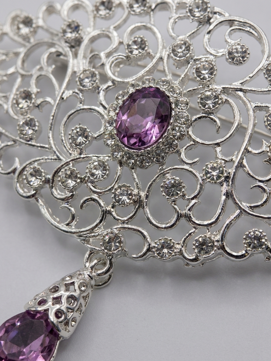 Broche Ornementale avec Pendentif - detail zoom