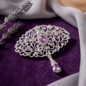 Broche Ornementale avec Pendentif - lifestyle
