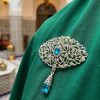 Broche Ornementale avec Pendentif - worn festive