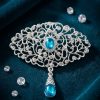 Broche Ornementale avec Pendentif - lifestyle