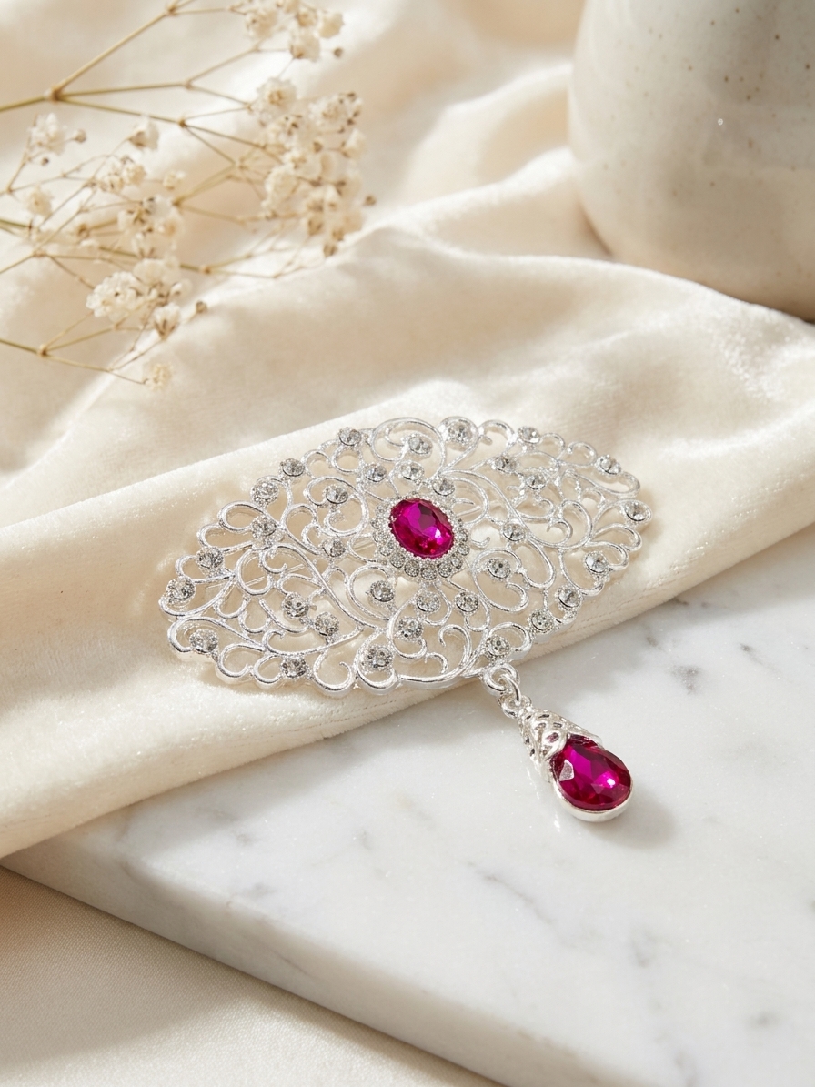 Broche Ornementale avec Pendentif - lifestyle