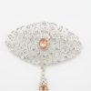 Broche Ornementale avec Pendentif - main white