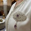 Broche Ornementale avec Pendentif - worn festive
