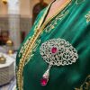 Broche Ornementale avec Pendentif - worn festive
