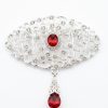 Broche Ornementale avec Pendentif - main white