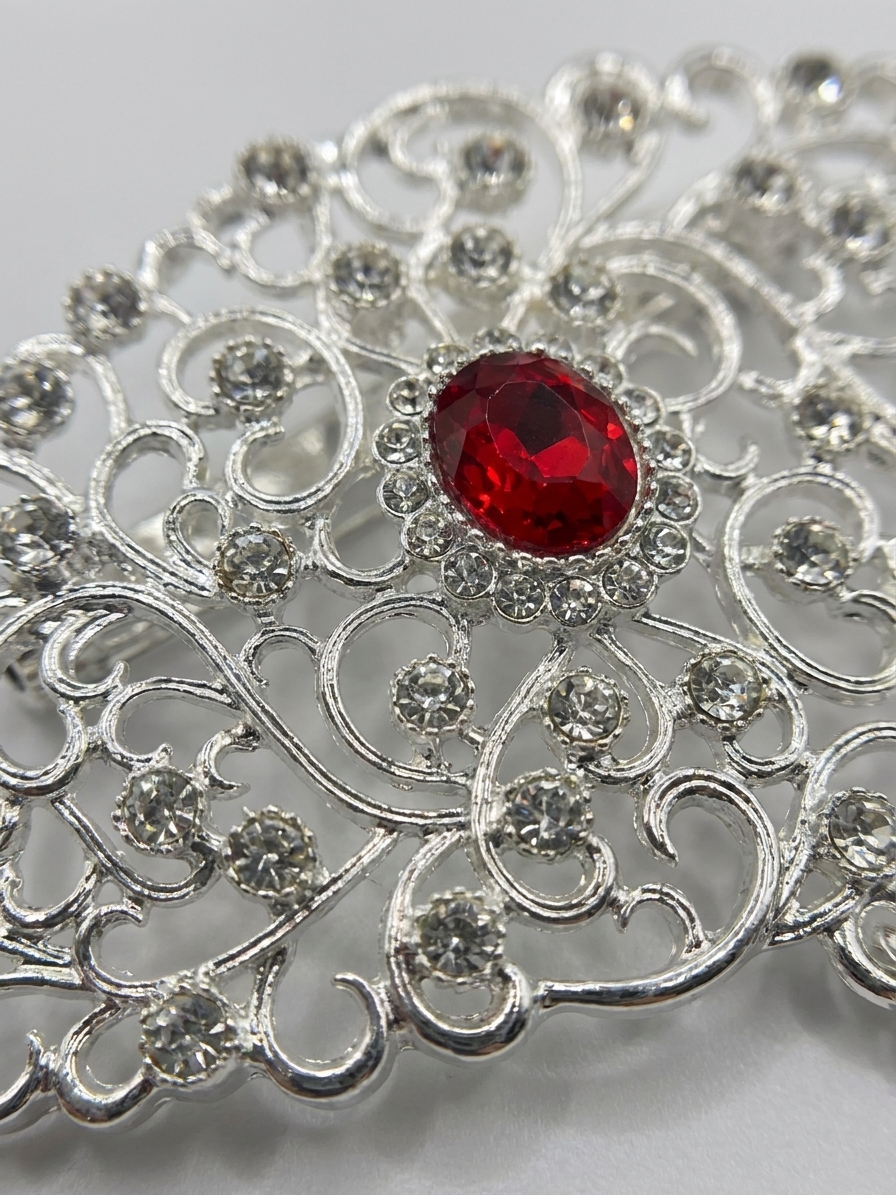Broche Ornementale avec Pendentif - detail zoom