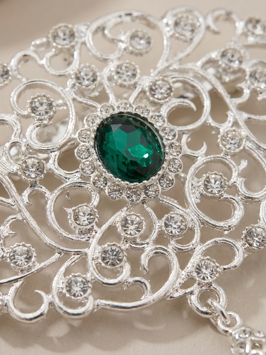 Broche Ornementale avec Pendentif - detail zoom