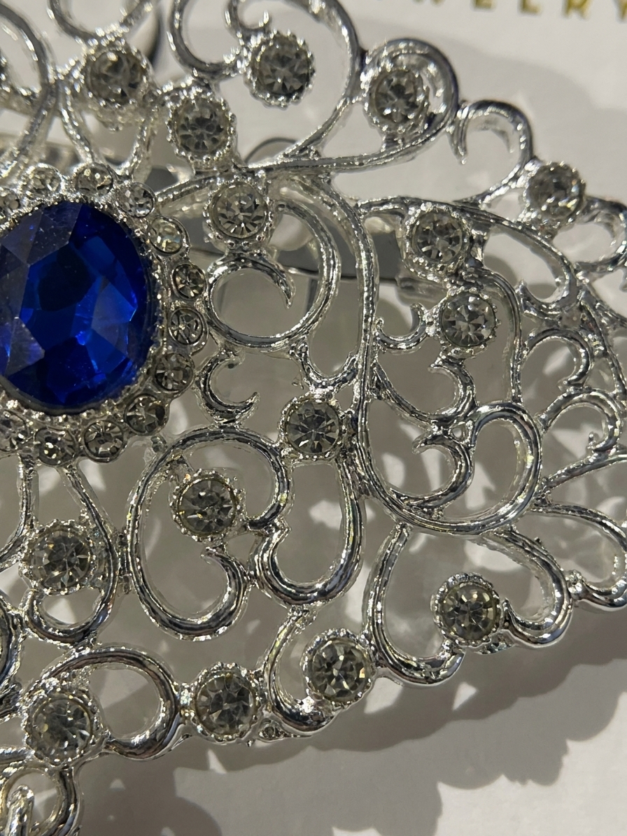 Broche Ornementale avec Pendentif - detail zoom