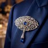 Broche Ornementale avec Pendentif - worn festive