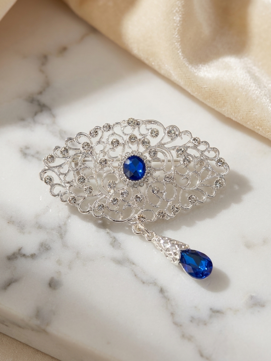 Broche Ornementale avec Pendentif - lifestyle