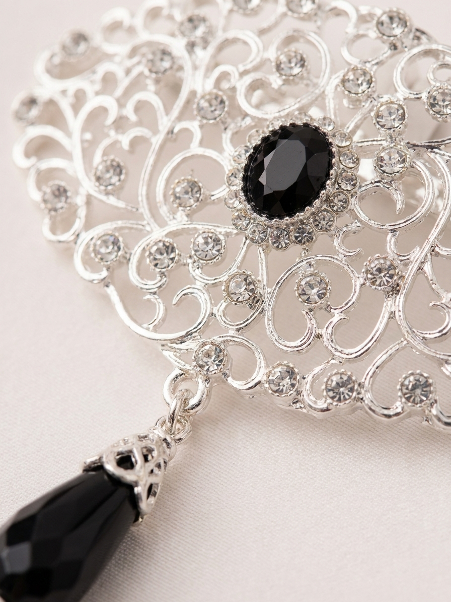 Broche Ornementale avec Pendentif - detail zoom