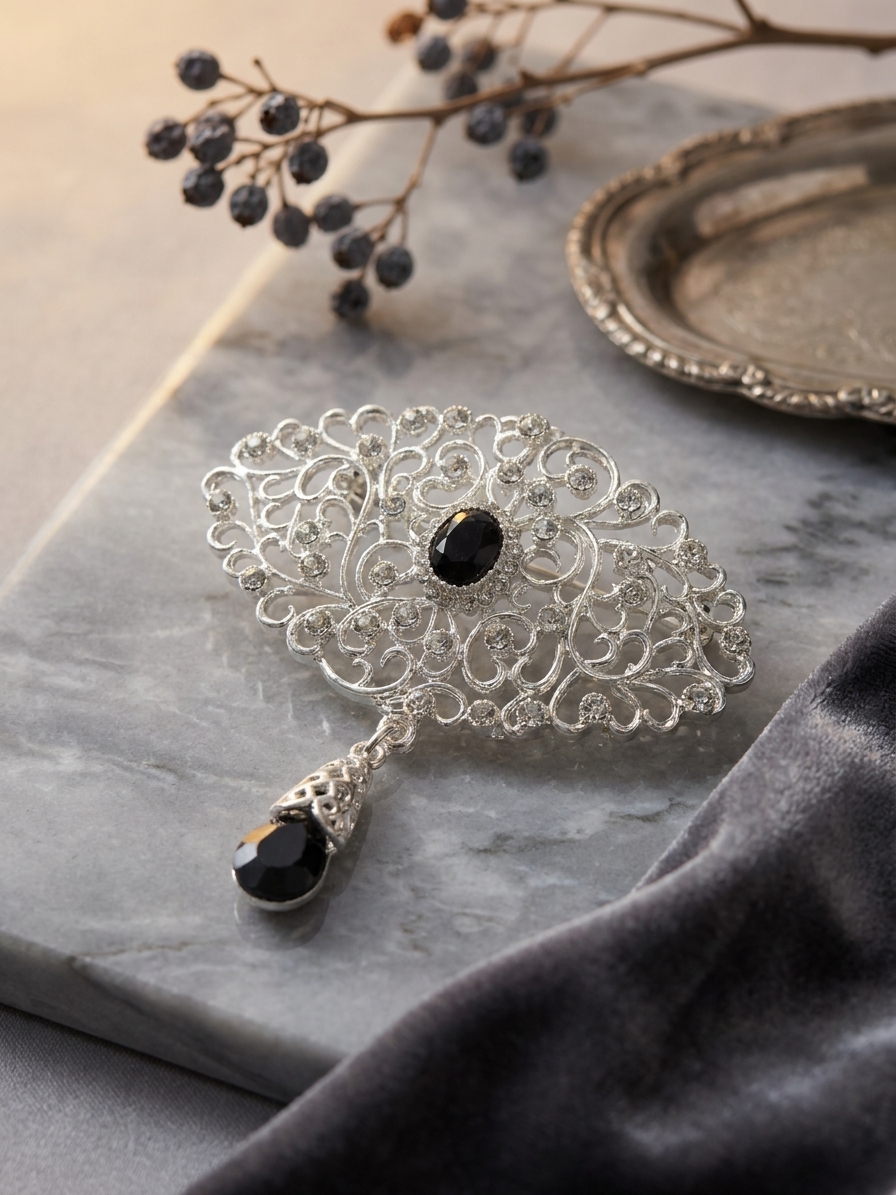 Broche Ornementale avec Pendentif - lifestyle