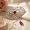 Broche Ornementale avec Pendentif - lifestyle