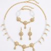 Parure de Bijoux Scintillante aux Motifs Gouttes - main white