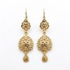 Boucles Pendantes Ajourées - main white