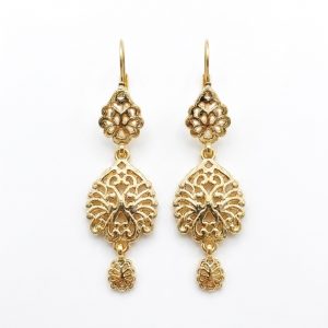 Boucles Pendantes Ajourées - main white