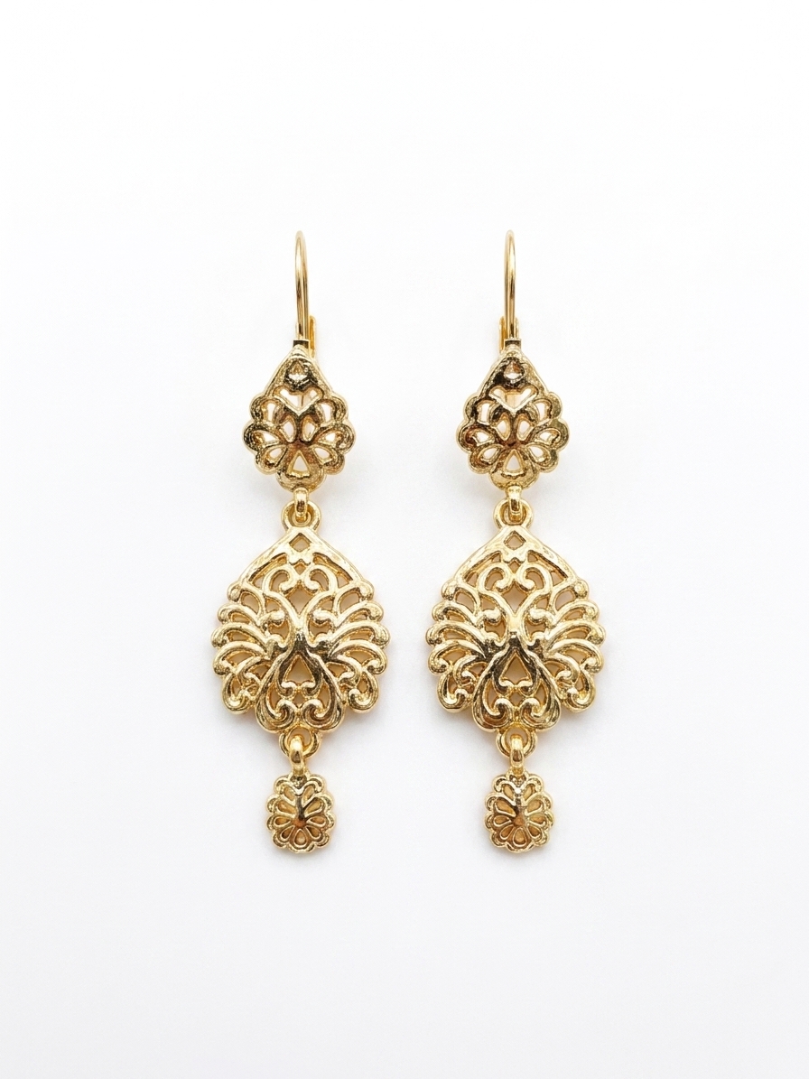 Boucles Pendantes Ajourées - main white