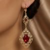 Boucles d'Oreilles Pendantes Style Oriental - worn festive