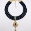 Collier Plastron Multi-Rangs avec Pendentif Filigrane - main white
