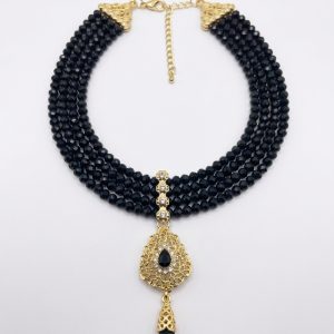 Collier Plastron Multi-Rangs avec Pendentif Filigrane - main white