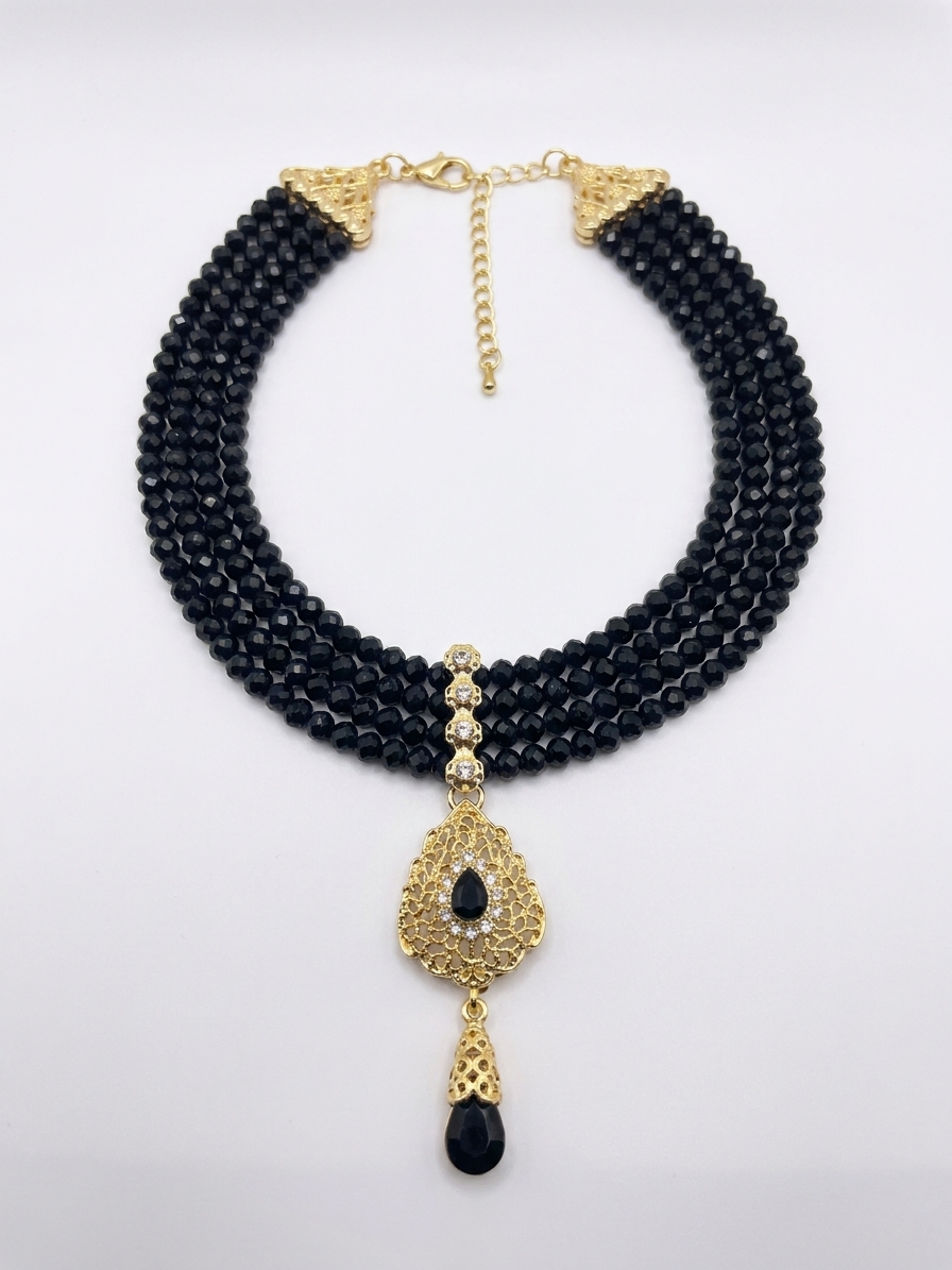 Collier Plastron Multi-Rangs avec Pendentif Filigrane - main white