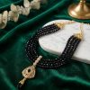 Collier Plastron Multi-Rangs avec Pendentif Filigrane - lifestyle